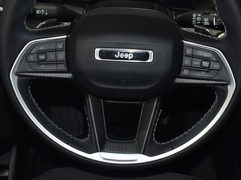Used 2023 Jeep Grand Cherokee Laredo AWD/4WD image 20