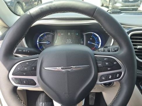 Used 2024 Chrysler Pacifica Limited FWD image 16