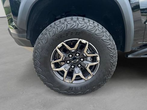 Used 2025 Chevrolet Colorado ZR2 w/ Technology Package AWD/4WD image 10
