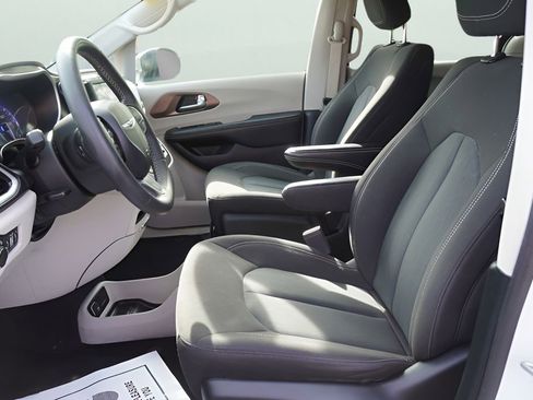 Used 2023 Chrysler Voyager LX image 20