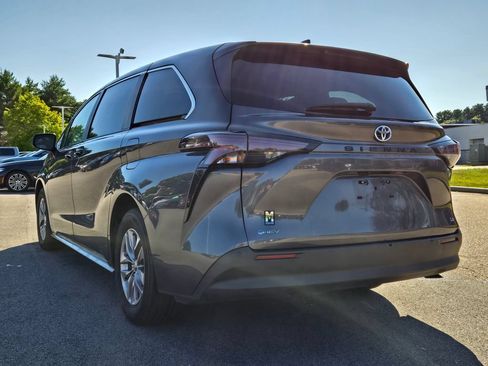 Used 2025 Toyota Sienna LE FWD image 3