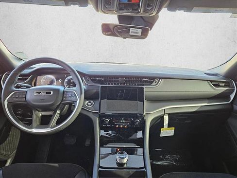 New 2025 Jeep Grand Cherokee Altitude image 14