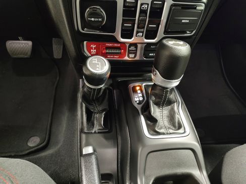 Used 2025 Jeep Wrangler Unlimited Rubicon AWD/4WD image 8