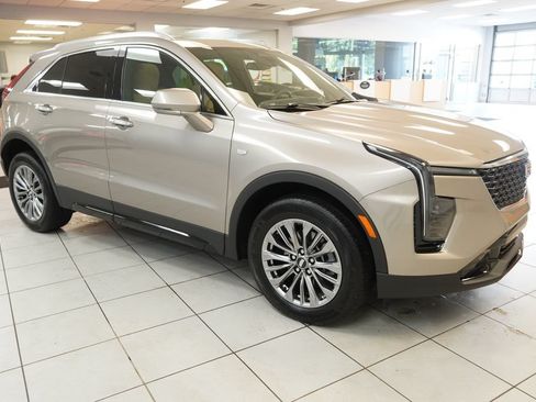 Used 2024 Cadillac XT4 Premium Luxury w/ Cold Weather Package AWD/4WD image 15