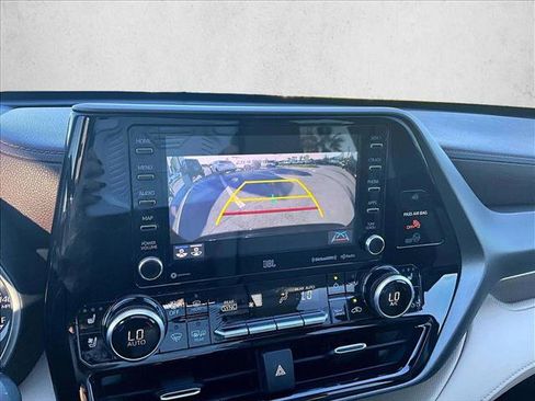 Used 2020 Toyota Highlander Limited image 22