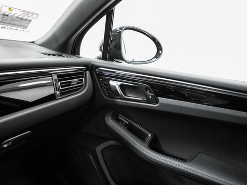 Certified 2026 Porsche Macan AWD/4WD image 30