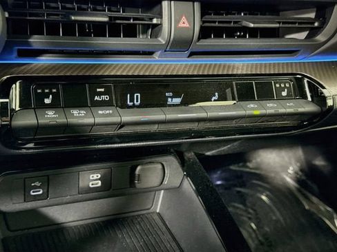 Certified 2025 Toyota Prius XLE FWD image 17