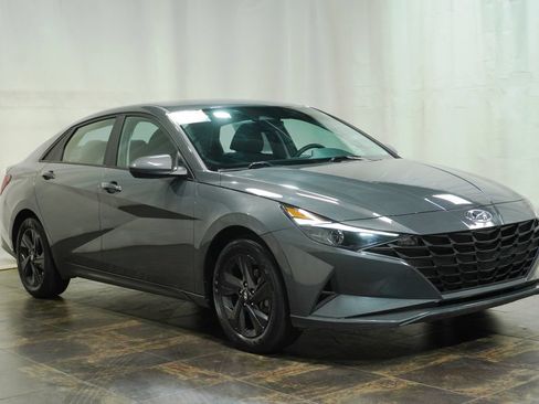 Used 2023 Hyundai Elantra SEL w/ Preferred Accessory Package FWD image 1