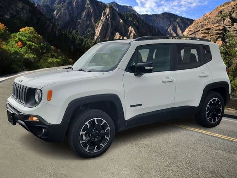 Used 2023 Jeep Renegade Latitude AWD/4WD image 2