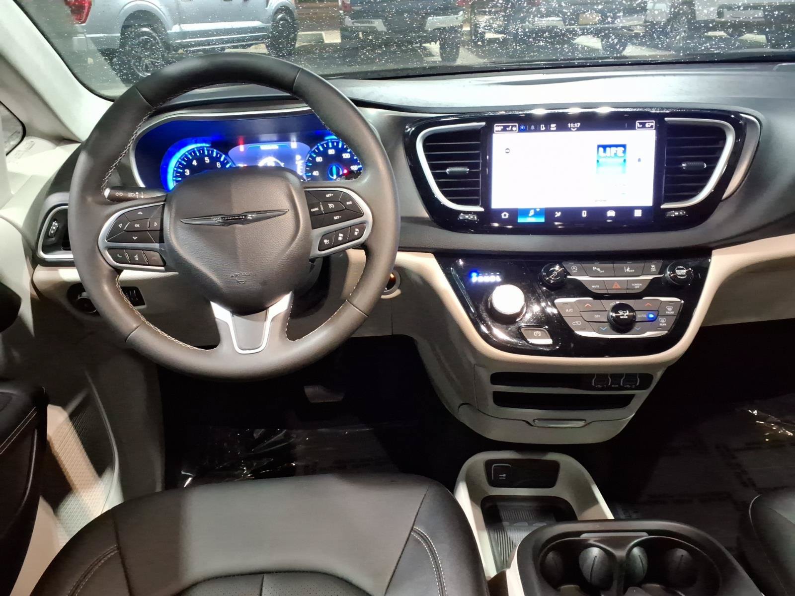 Used 2024 Chrysler Pacifica Touring-L FWD image 14