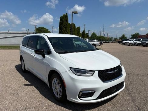 Used 2024 Chrysler Pacifica Touring-L FWD image 7