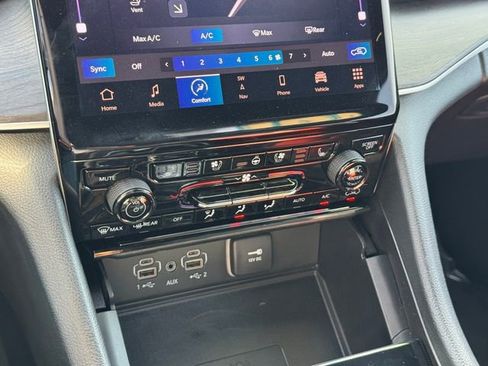 Used 2024 Jeep Grand Cherokee L Limited w/ Luxury Tech Group II image 15