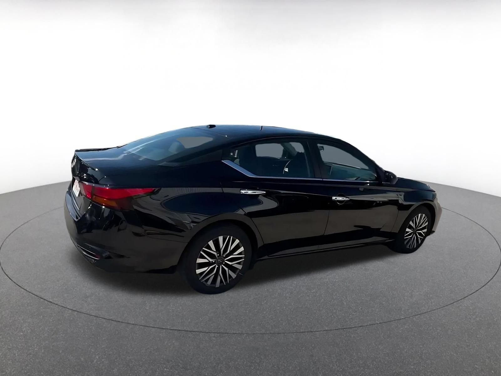 Used 2025 Nissan Altima 2.5 SV FWD image 14