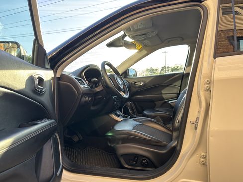 Used 2018 Jeep Compass Latitude w/ Popular Equipment Group AWD/4WD image 9