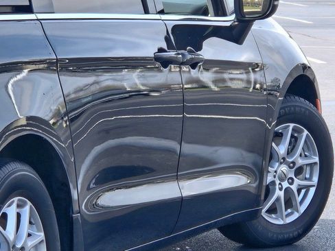 Used 2023 Chrysler Pacifica Touring-L FWD image 12