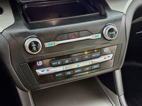 Used 2020 Ford Explorer XLT AWD/4WD image 14