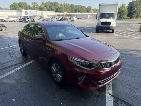 Used 2018 Kia Optima S FWD image 3