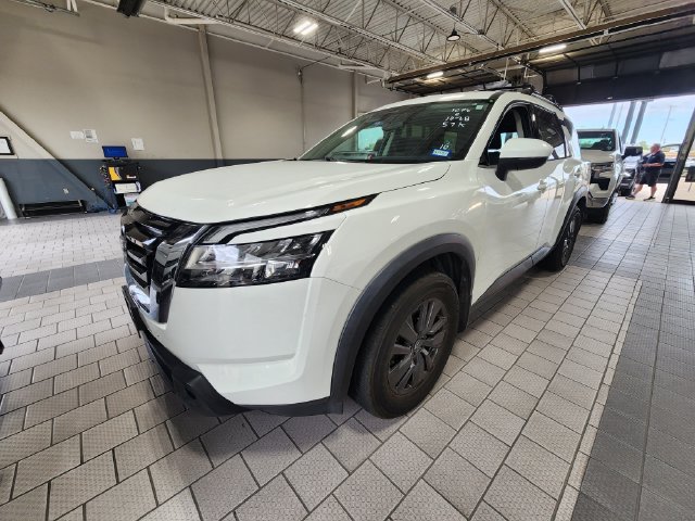 Used 2022 Nissan Pathfinder SV w/ SV Premium Package AWD/4WD image 2