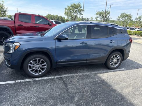 Used 2024 GMC Terrain SLT AWD/4WD image 7