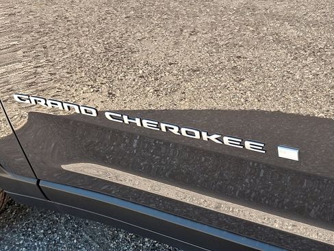 New 2025 Jeep Grand Cherokee Limited image 18