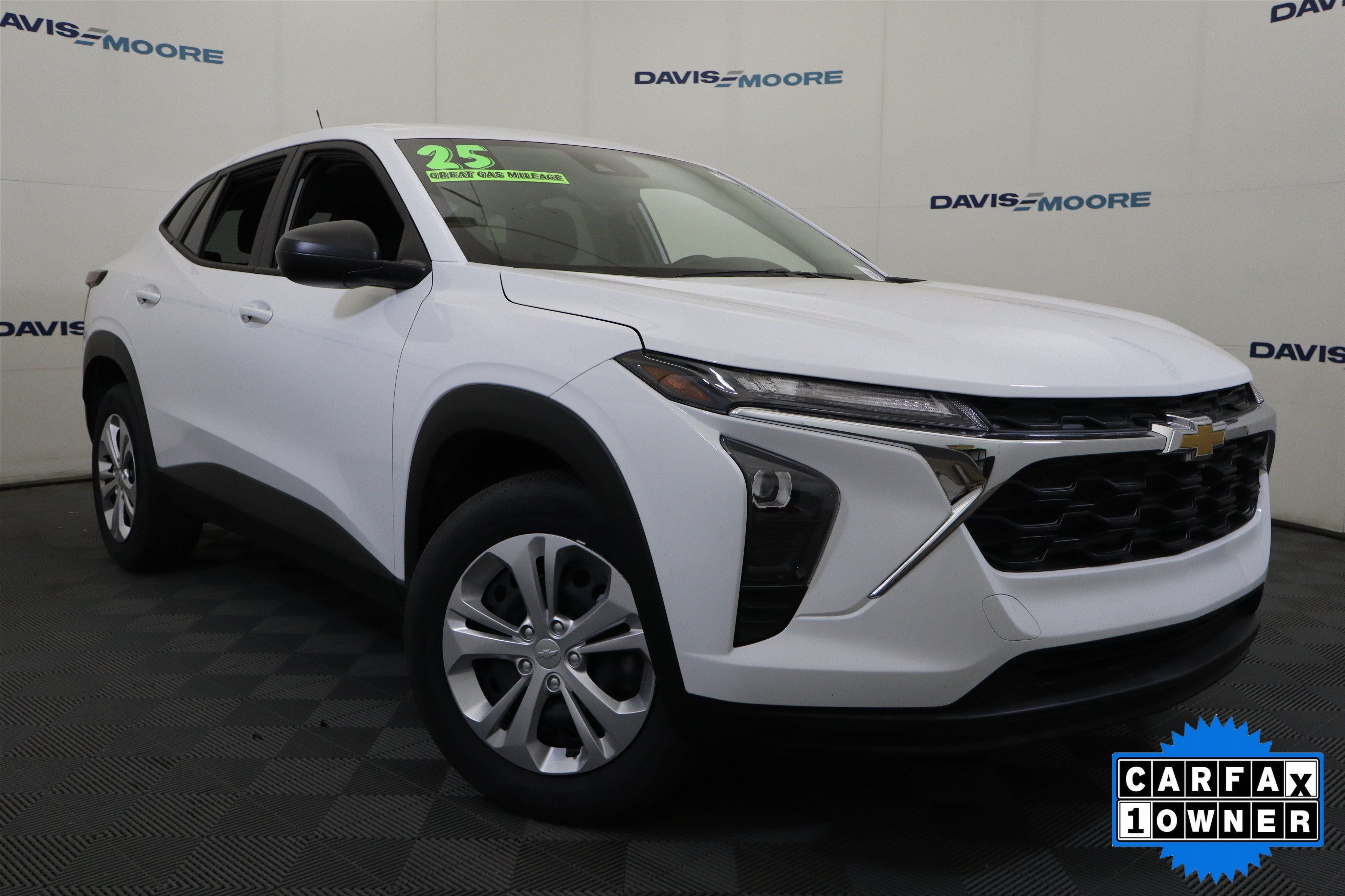 Used 2026 Chevrolet Trax LS FWD image 2