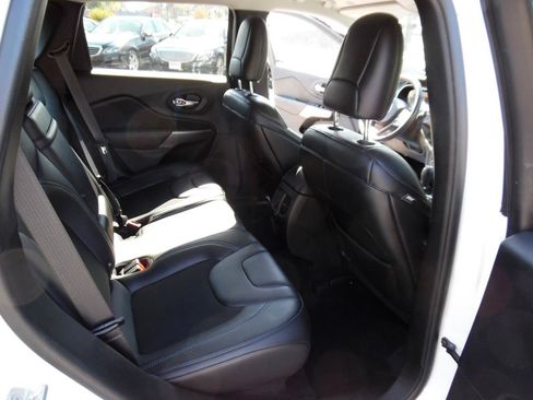 Used 2019 Jeep Cherokee Latitude Plus w/ Cold Weather Group AWD/4WD image 21