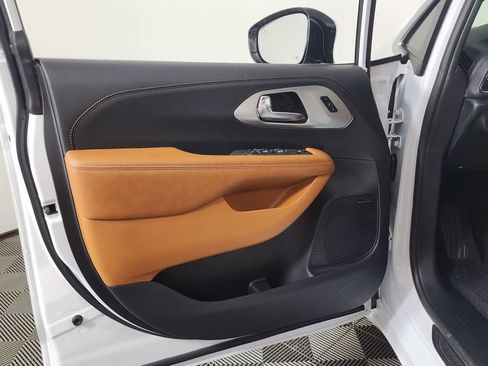 New 2026 Chrysler Pacifica Pinnacle image 13