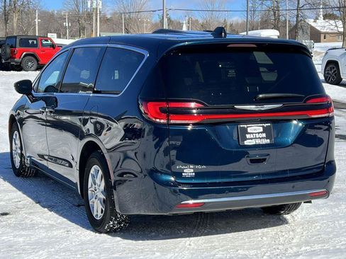 Used 2024 Chrysler Pacifica Touring-L FWD image 9
