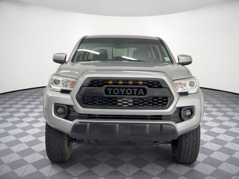 Used 2020 Toyota Tacoma SR5 AWD/4WD image 6