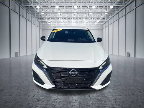Used 2025 Nissan Altima 2.5 SV FWD image 3