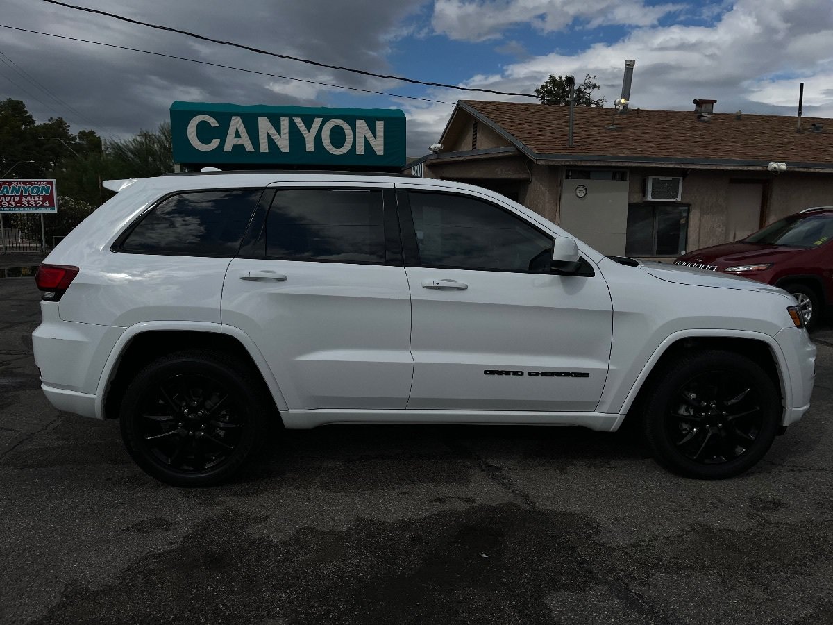 Used 2020 Jeep Grand Cherokee Altitude RWD image 3