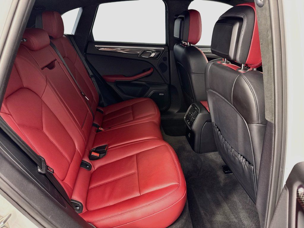 Certified 2022 Porsche Macan S AWD/4WD image 21