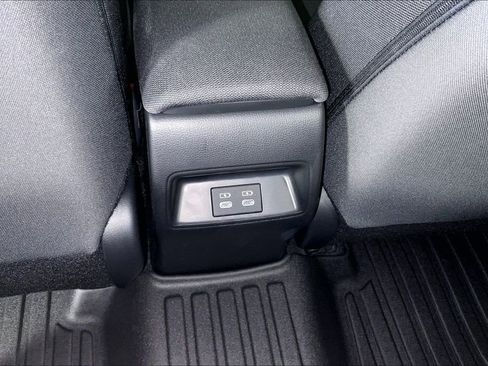 Used 2025 Toyota Corolla LE image 32