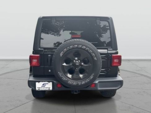 Used 2018 Jeep Wrangler Unlimited Sahara AWD/4WD image 4