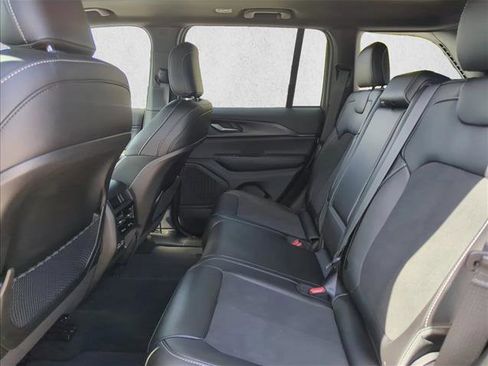 Used 2025 Jeep Grand Cherokee Altitude RWD image 13