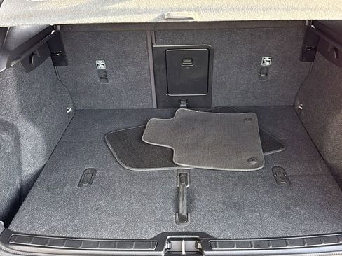 Certified 2025 Volvo XC40 B5 Plus AWD/4WD image 31