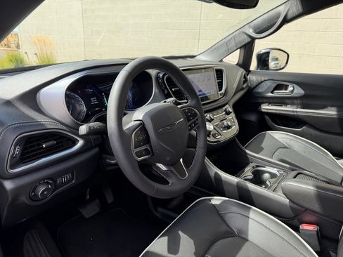 Used 2026 Chrysler Pacifica Limited FWD image 20