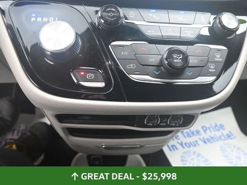 Used 2024 Chrysler Pacifica Touring-L image 32