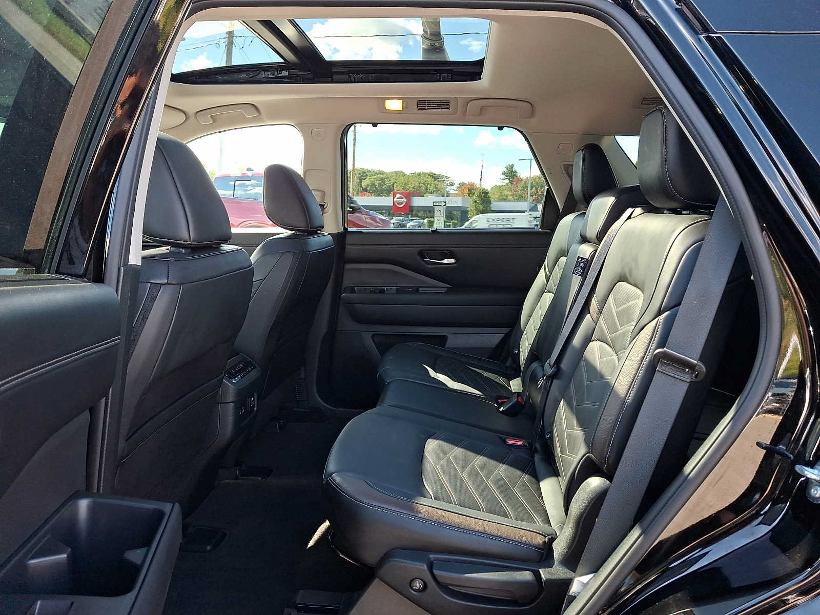 Used 2024 Nissan Pathfinder Platinum w/ Cargo Package AWD/4WD image 12