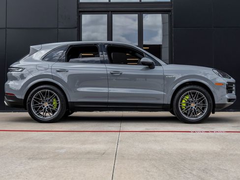 Certified 2024 Porsche Cayenne AWD/4WD image 12