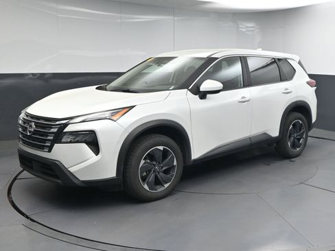 Used 2025 Nissan Rogue SV image 4