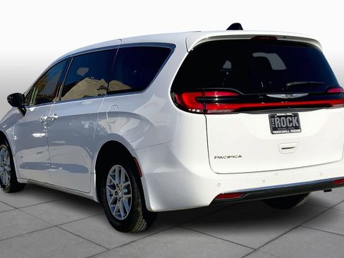 Certified 2024 Chrysler Pacifica Touring-L image 11
