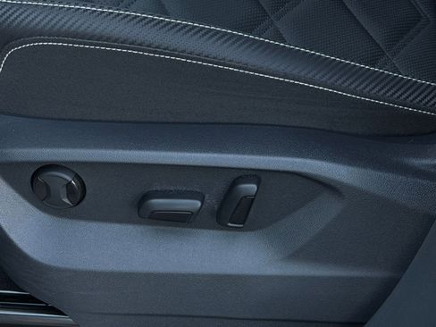 Used 2025 Volkswagen Atlas Cross Sport SE image 24