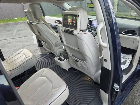Used 2017 Chrysler Pacifica Limited w/ UConnect Theater Package FWD image 52