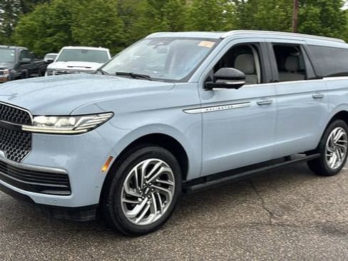 Used 2025 Lincoln Navigator L Reserve AWD/4WD image 2