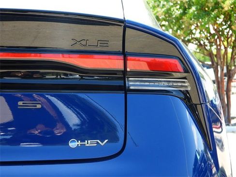 Certified 2025 Toyota Prius XLE image 30