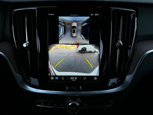 Used 2025 Volvo V60 B5 Cross Country Plus image 32