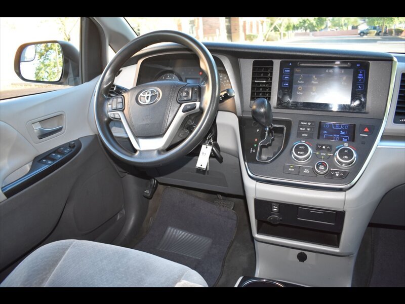 Used 2017 Toyota Sienna LE FWD image 29