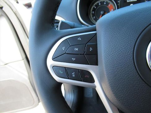 Used 2022 Jeep Cherokee Latitude w/ Sun & Sound Group image 17