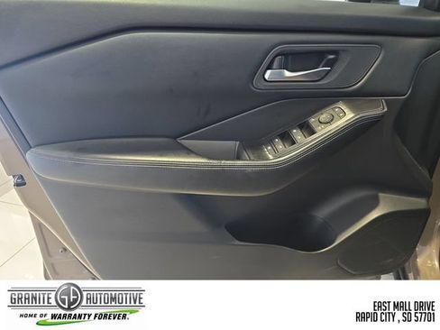 Used 2025 Nissan Rogue SV AWD/4WD image 11